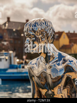 HELSINGOR, Dänemark; 24. MÄRZ 2019. Statue namens "HAN" im Hafen, durch die das Artist Team Elmgreen Dragset erstellt. Stockfoto