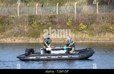 Royal Navy Personal beweisen ihre Unterwasser Remus drone bei einem Besuch der Portsdown Technology Park in Portsmouth Stockfoto