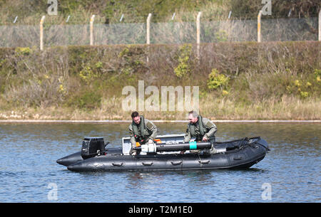 Royal Navy Personal beweisen ihre Unterwasser Remus drone bei einem Besuch der Portsdown Technology Park in Portsmouth Stockfoto