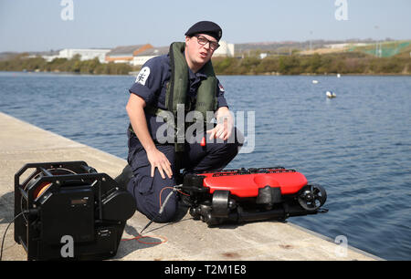 Royal Navy Personal demonstrierten ihre Unterwasser drone bei einem Besuch der Portsdown Technology Park in Portsmouth Stockfoto