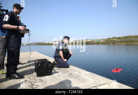 Royal Navy Personal demonstrierten ihre Unterwasser drone bei einem Besuch der Portsdown Technology Park in Portsmouth Stockfoto