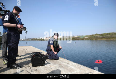 Royal Navy Personal demonstrierten ihre Unterwasser drone bei einem Besuch der Portsdown Technology Park in Portsmouth Stockfoto