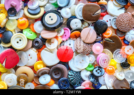 Bunte alten Kunststoff nähen Knöpfe Hintergrund Stockfoto