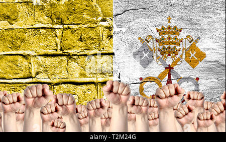 In männlichen Händen ballte eine Faust erweckt, um vor dem Hintergrund einer zerstörten Mauer mit einer Flagge der Vatikanstadt Heiliger Stuhl. Das Konzept der Arbeit Stockfoto