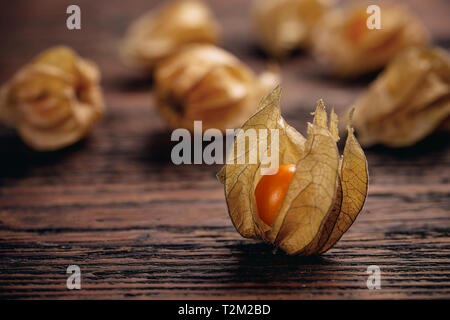 In der Nähe von Kap Stachelbeeren oder Physalis auf vintage Holz- Oberfläche Stockfoto