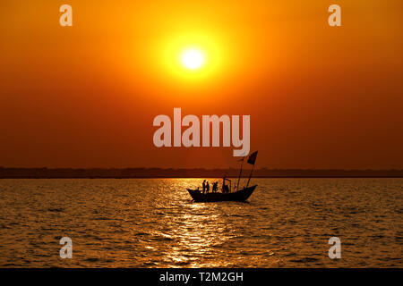 Tropical Sunset mit Segelboot, Bangladesch Stockfoto
