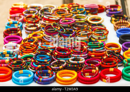 Mehrfarbige hellen indischen Armbänder auf dem Markt Stockfoto