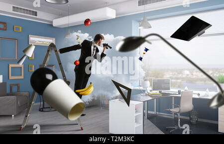 Unternehmer stehen auf Leiter und Suchen in Ferngläsern. Mixed Media Stockfoto