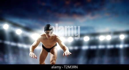 Schwimmer stehen auf Sprungbrett in den Pool zu springen. Mixed Media Stockfoto