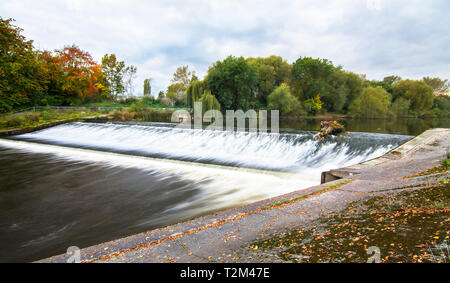 Die Shrewsbury Wehr auf den Fluss Severn in Shropshire, England. Stockfoto