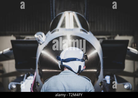 Ein Mechaniker steht vor einem deutschen Militärflugzeuge Stockfoto