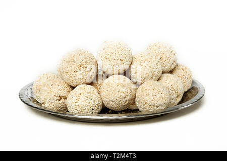 Bild von cholai ke ladoo in der Platte. Auf den weißen Hintergrund isoliert. Stockfoto