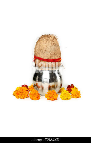 Portrait von kalash und Kokosnuss mit Blumenschmuck für navratri Pooja. Auf den weißen Hintergrund isoliert. Stockfoto