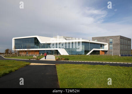 In der breiten Ansicht der Fassade. Menai Science Parc, Bangor, Großbritannien. Architekt: FaulknerBrowns, 2019. Stockfoto