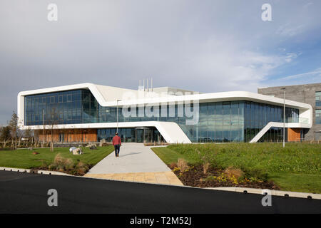 In der breiten Ansicht der Fassade. Menai Science Parc, Bangor, Großbritannien. Architekt: FaulknerBrowns, 2019. Stockfoto