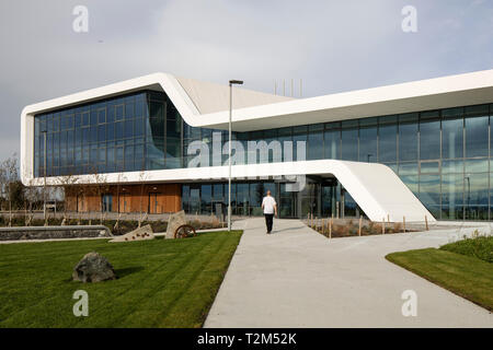 Ansicht der vorderen Fassade und Eingang. Menai Science Parc, Bangor, Großbritannien. Architekt: FaulknerBrowns, 2019. Stockfoto