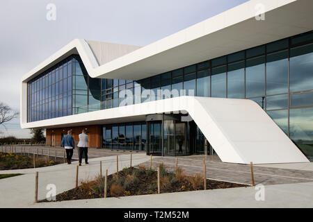 Schrägansicht von Fassade und Eingang. Menai Science Parc, Bangor, Großbritannien. Architekt: FaulknerBrowns, 2019. Stockfoto