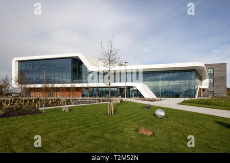 Ansicht der vorderen Fassade. Menai Science Parc, Bangor, Großbritannien. Architekt: FaulknerBrowns, 2019. Stockfoto