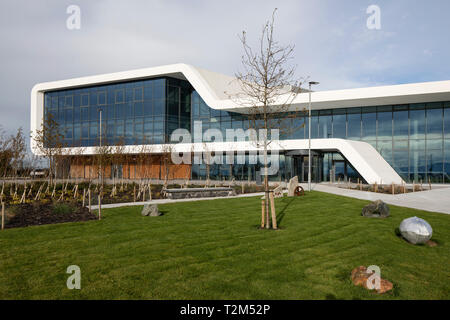 Ansicht der Fassade über die Landschaftsgestaltung. Menai Science Parc, Bangor, Großbritannien. Architekt: FaulknerBrowns, 2019. Stockfoto