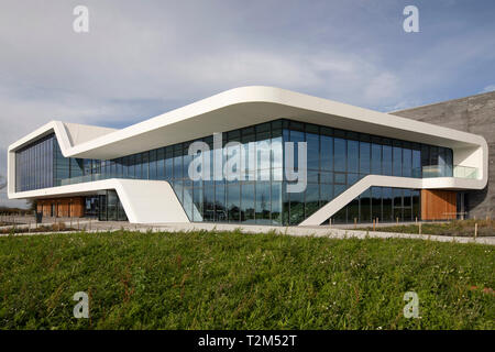 Ecke der vorderen Fassade. Menai Science Parc, Bangor, Großbritannien. Architekt: FaulknerBrowns, 2019. Stockfoto