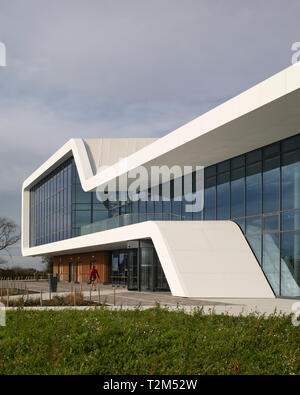 Schrägansicht von Fassade und Eingang. Menai Science Parc, Bangor, Großbritannien. Architekt: FaulknerBrowns, 2019. Stockfoto