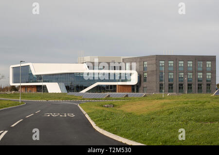 In der breiten Ansicht der Fassade von Eingang zum Park. Menai Science Parc, Bangor, Großbritannien. Architekt: FaulknerBrowns, 2019. Stockfoto