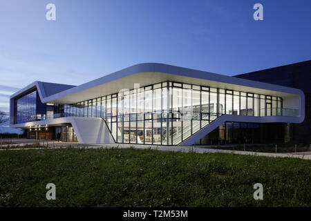 Ecke der Fassade in der Abenddämmerung. Menai Science Parc, Bangor, Großbritannien. Architekt: FaulknerBrowns, 2019. Stockfoto