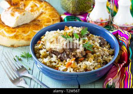 Die arabische Küche. Veranstaltungen Ramadan. Im Nahen und Mittleren Osten Mashkichiri (Brei von Reis, Rind und mung Bean) auf hölzernen Tisch. Stockfoto