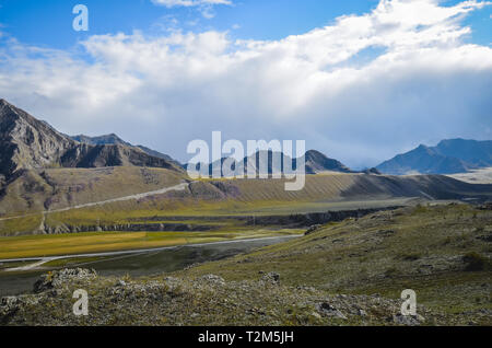 Berglandschaften der Chui Trakt, Altai. Tal Chuya. Petroglyphic komplexe Kalbak-Tash. Stockfoto