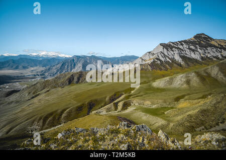 Berglandschaften der Chui Trakt, Altai. Tal Chuya. Petroglyphic komplexe Kalbak-Tash Stockfoto