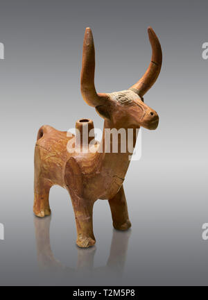 Hethiter Terrakotta Statue von einem Stier - 17. und 16. Jahrhundert v. Chr. - Hattusa (Bogazkoy) - Museum für Anatolische Zivilisationen, Ankara, Türkei. Gegen grau b Stockfoto