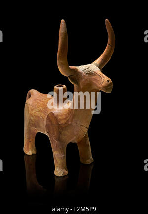 Hethiter Terrakotta Statue von einem Stier - 17. und 16. Jahrhundert v. Chr. - Hattusa (Bogazkoy) - Museum für Anatolische Zivilisationen, Ankara, Türkei. Gegen schwarze Stockfoto