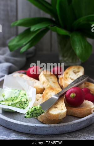 Butter mit Bärlauch, Scheiben Brot und Rettich, Zutaten für ein Sandwich. Selektive konzentrieren. Stockfoto