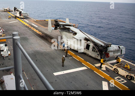 Us-Marines und Matrosen Durchführung Flugbetrieb an Bord der multipurpose Amphibious Assault ship USS Wasp (LL 1), 27. März 2019 im philippinischen Meer. Die USA ist stolz auf den Philippinen zu beteiligen - LED-Übung, um die Fähigkeiten im Bereich Entwicklung, Schulung, Taktiken, Techniken und Verfahren unserer Kräfte und über eine breite Palette von militärischen Operationen verbessert. (U.S. Marine Corps Bildmaterial von Cpl. Richard Limone) Stockfoto