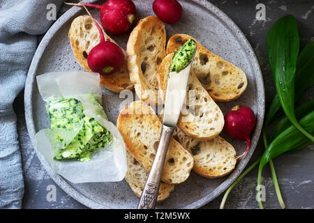 Butter mit Bärlauch, Scheiben Brot und Rettich, Zutaten für ein Sandwich. Selektive konzentrieren. Stockfoto