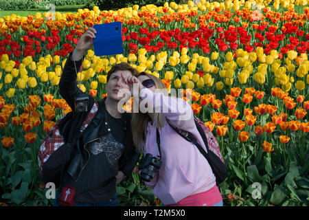 Zwei Frauen bilden eine selfie vor der Tulpen von Keukenhof Park Stockfoto