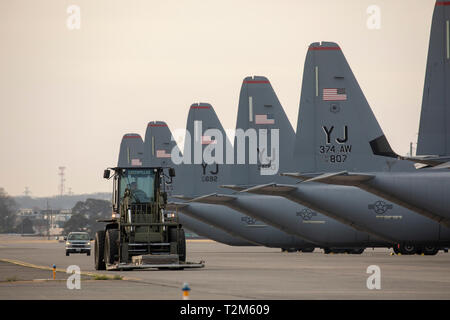 Air Force Senior Airman David Patterson, 374 Logistik Bereitschaft Squadron bekämpfen Mobilität Techniker, wartet zum Laden einer Palette auf der C-130 J Super Hercules bei Yokota Air Base, Japan, 22. März 2019. Flieger von der 374 LRS und 36th Airlift Squadron durchgeführt airdrop Training Missionen an kombinierten Waffen Training Center Camp Fuji. (U.S. Air Force Foto von Yasuo Osakabe) Stockfoto