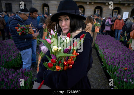 Teilnehmer an der Präsentation der Nationalen tulip Tag in Amsterdam stattfindet, nehmen Sie Blumensträuße mit den Tulpen während der Veranstaltung ausgestellt. Stockfoto