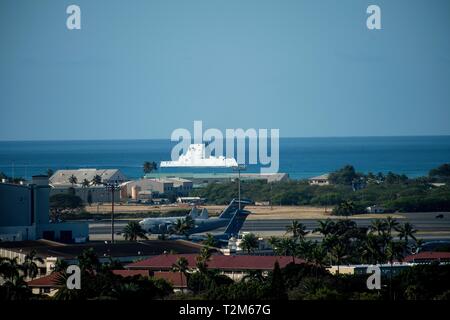 190402-N-QE 566-0002 JOINT BASE Pearl Harbor - HICKAM (Apr. 2, 2019) - Die Leitung der neuesten Klasse Schiff der US-Marine von geführt - Flugzerstörer, USS Zumwalt (DDG 1000), kommt in Pearl Harbor. Während der geplanten Hafen besuchen, Zumwalt leiten Engagements mit den lokalen Behörden und Organisationen. Zumwalt ist im Rahmen der operationellen Kontrolle der US-amerikanischen 3-Flotte. Dritte Flotte führt alle Seestreitkräfte im Pazifik und bietet die realistische, relevante Fortbildung, die erforderlich ist, um eine wirksame globale Marine. Dritte Flotte Koordinaten mit US 7 Flotte zu Planung und Durchführung von Missionen auf, ihre sich gegenseitig ergänzenden str basiert Stockfoto