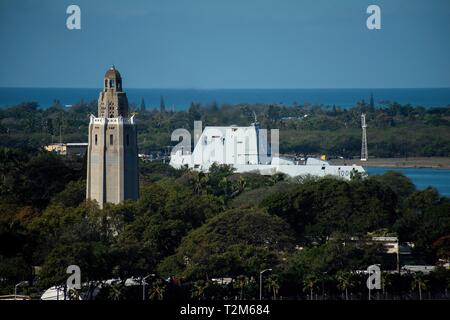 190402-N-QE 566-0015 JOINT BASE Pearl Harbor - HICKAM (Apr. 2, 2019) - Die Leitung der neuesten Klasse Schiff der US-Marine von geführt - Flugzerstörer, USS Zumwalt (DDG 1000), kommt in Pearl Harbor. Während der geplanten Hafen besuchen, Zumwalt leiten Engagements mit den lokalen Behörden und Organisationen. Zumwalt ist im Rahmen der operationellen Kontrolle der US-amerikanischen 3-Flotte. Dritte Flotte führt alle Seestreitkräfte im Pazifik und bietet die realistische, relevante Fortbildung, die erforderlich ist, um eine wirksame globale Marine. Dritte Flotte Koordinaten mit US 7 Flotte zu Planung und Durchführung von Missionen auf, ihre sich gegenseitig ergänzenden str basiert Stockfoto