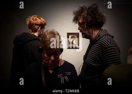 Die Besucher des Rijksmuseum beobachten, einer der berühmtesten Rembrandts Selbstbildnisse. 2019 markiert den 350. Jahrestag der Rembrandts Tod. Stockfoto