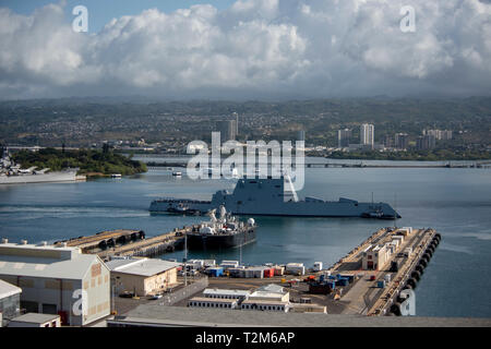 190402-N-QE 566-0031 JOINT BASE Pearl Harbor - HICKAM (Apr. 2, 2019) - Die Leitung der neuesten Klasse Schiff der US-Marine von geführt - Flugzerstörer, USS Zumwalt (DDG 1000), kommt in Pearl Harbor am 2. April. Während der geplanten Hafen besuchen, Zumwalt leiten Engagements mit den lokalen Behörden und Organisationen. Zumwalt ist im Rahmen der operationellen Kontrolle der US-amerikanischen 3-Flotte. Dritte Flotte führt alle Seestreitkräfte im Pazifik und bietet die realistische, relevante Fortbildung, die erforderlich ist, um eine wirksame globale Marine. Dritte Flotte Koordinaten mit US 7 Flotte zu Planung und Durchführung von Missionen auf der Basis ihrer complemen Stockfoto