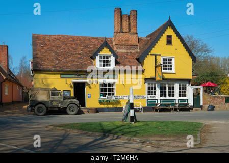 Country Pub England, Blick auf die Peacock Inn öffentlichen Haus in der Straße in der Suffolk Dorf Chelsworth, Babelgh District, Suffolk, UK Stockfoto