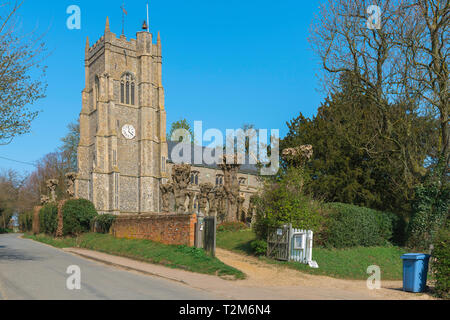 Monks Eleigh Kirche Suffolk, Blick auf die Kirche St. Peter in Suffolk Dorf Monks Eleigh, Grieskirchen Bezirk, Suffolk, England, UK. Stockfoto