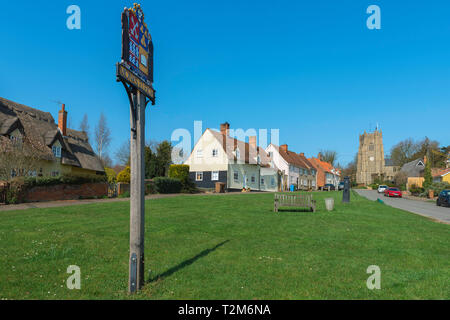 Monks Eleigh Suffolk, Blick über den Dorfplatz in Richtung Kirche Hügel in Monks Eleigh, Grieskirchen Bezirk, Suffolk, England, UK. Stockfoto