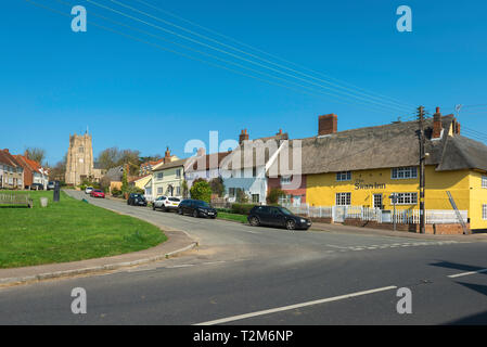 Monks Eleigh Suffolk, Blick über den Dorfplatz in Richtung Kirche Hügel in Monks Eleigh, mit dem Swan Inn Pub auf der rechten Seite, Grieskirchen Bezirk, Großbritannien Stockfoto