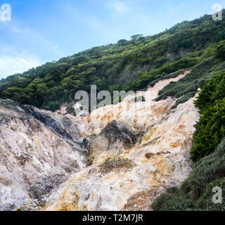 Die geothermische Schwefelquelle, die seinen Namen zum Hafen von Soufrière in der Karibik Insel Saint Lucia. Stockfoto