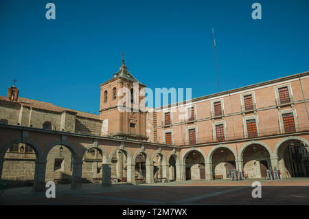 Mercado Chico Square umgeben von großen alten Gebäude mit Arkaden und Turm in Avila. Mit einer imposanten Mauer rund um die gotische Stadt Zentrum in Spanien. Stockfoto