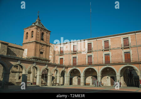 Mercado Chico Square umgeben von großen alten Gebäude mit Arkaden und Turm in Avila. Mit einer imposanten Mauer rund um die gotische Stadt Zentrum in Spanien. Stockfoto