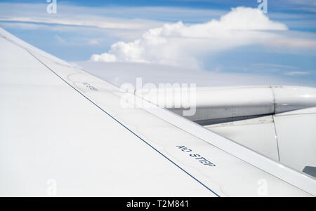 Kein Schritt Zeichen auf Commercial Airplane Wing, Flugzeug im Flug, Schuß durch das Fenster. Stockfoto